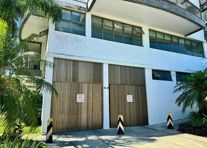 Camboinhas - Piscina E Garagem Na Rua Da Praia